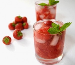 Skinny Strawberry Mojito Cocktail