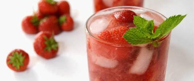 Skinny Strawberry Mojito Cocktail