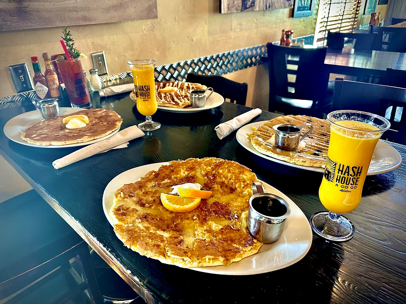 Hash House A Go Go celebrates National Pancake Day and supports Vegas Vipers QB Brett Hundley’s Hundley Foundation