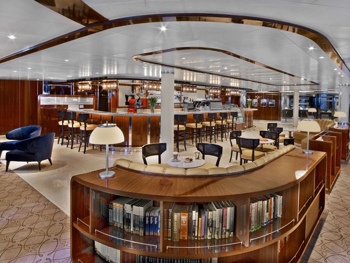 Seabourn_Encore_SeabournSquare